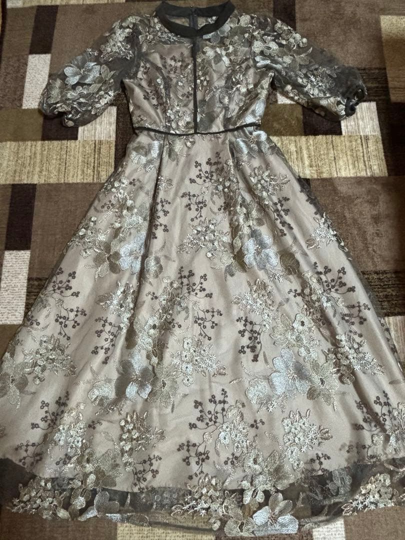 kana 花柄刺繍ドレス