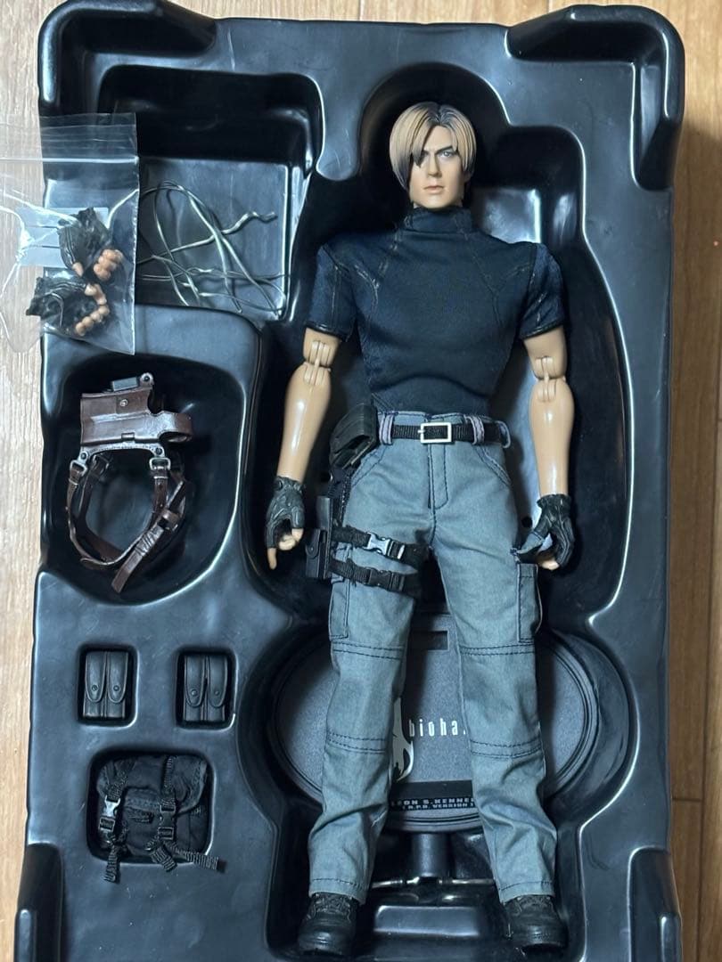 ホットトイズ　バイオハザード４　レオン　HOT TOYS RE4 バイオ４