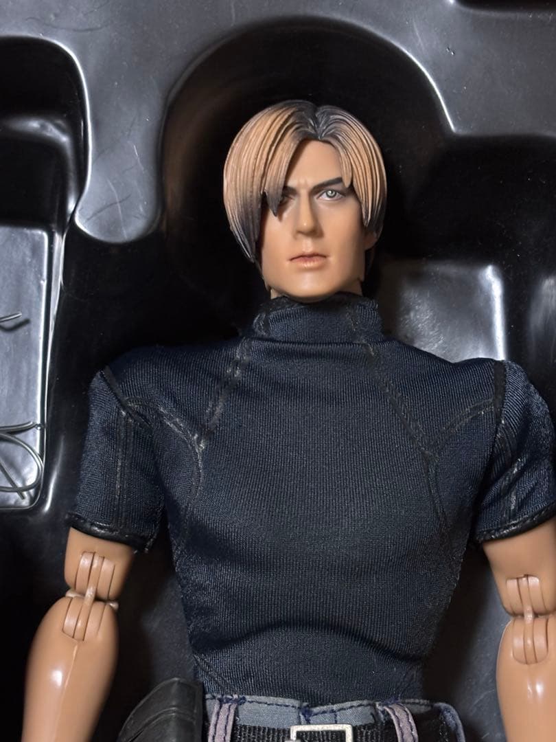 ホットトイズ　バイオハザード４　レオン　HOT TOYS RE4 バイオ４