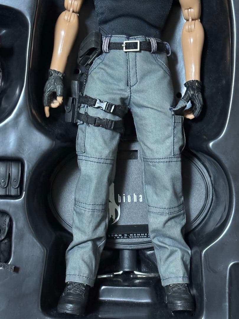 ホットトイズ　バイオハザード４　レオン　HOT TOYS RE4 バイオ４