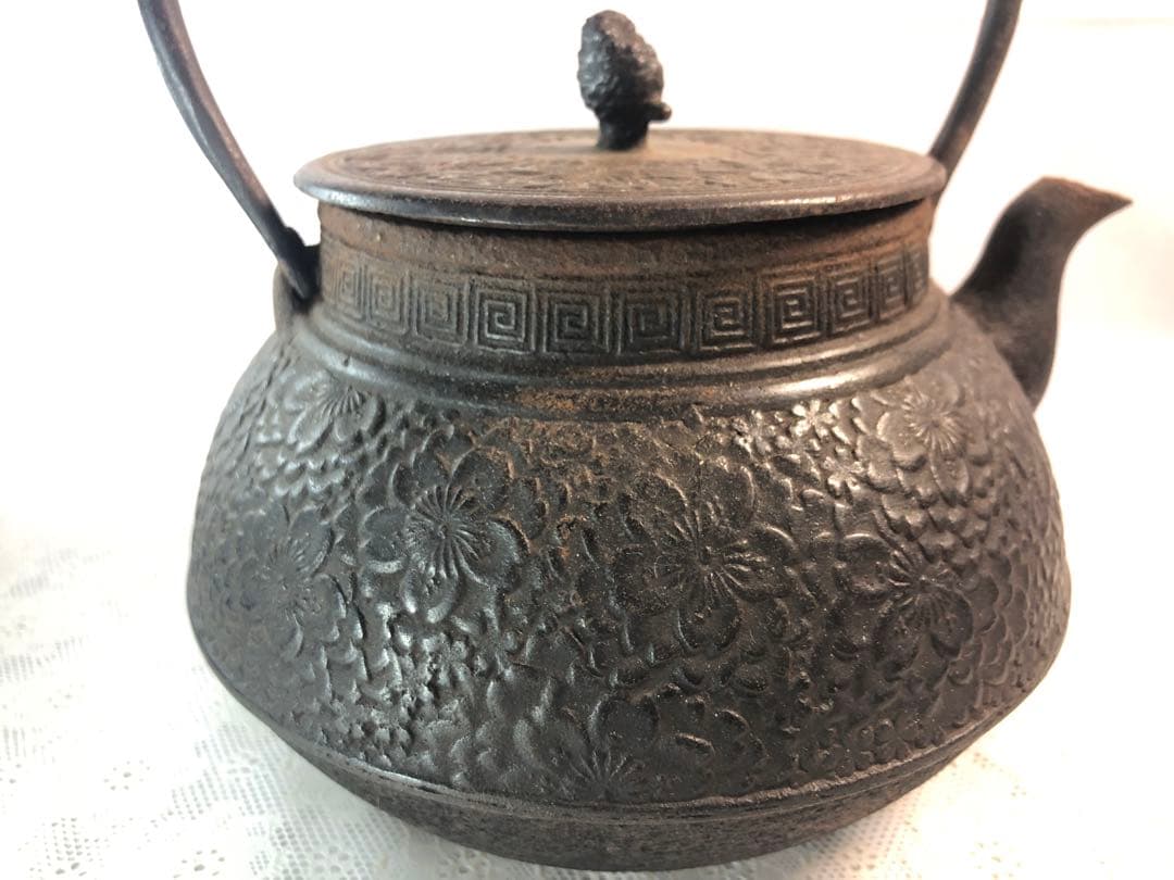 鉄瓶　龍盛堂 花模様 鉄瓶 黒色 鋳鉄製