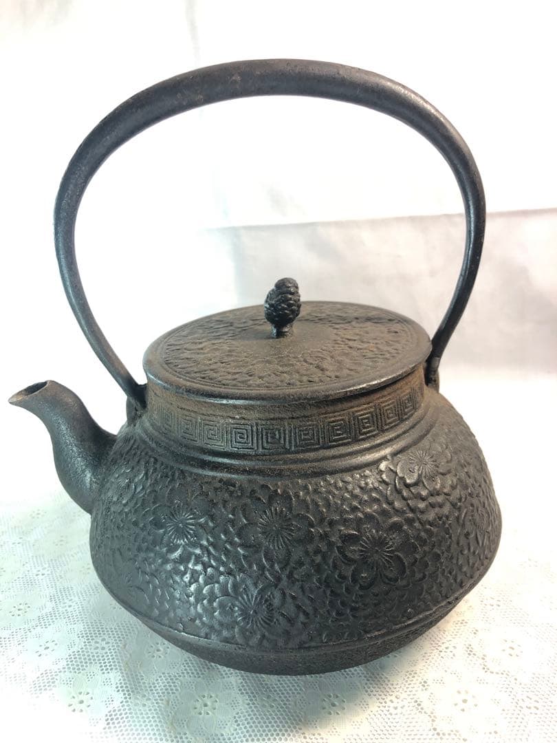 鉄瓶　龍盛堂 花模様 鉄瓶 黒色 鋳鉄製