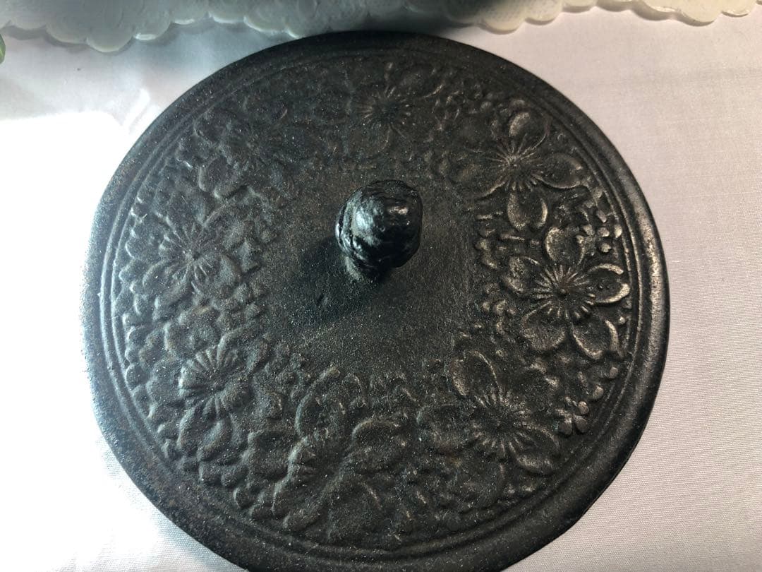 鉄瓶　龍盛堂 花模様 鉄瓶 黒色 鋳鉄製