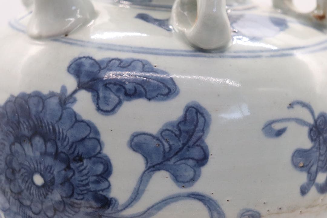 中国　明時代　染付　牡丹胡蝶紋瓶　送料込み1012