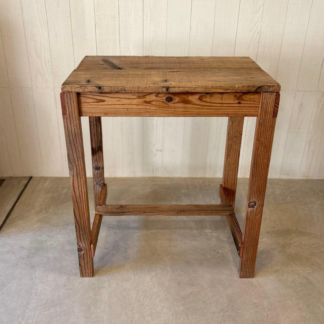 古材のテーブル