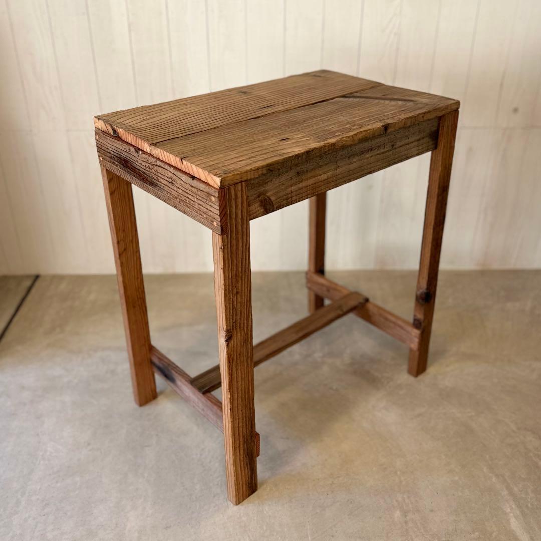 古材のテーブル