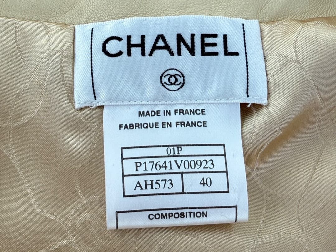 シャネルのレザースカート