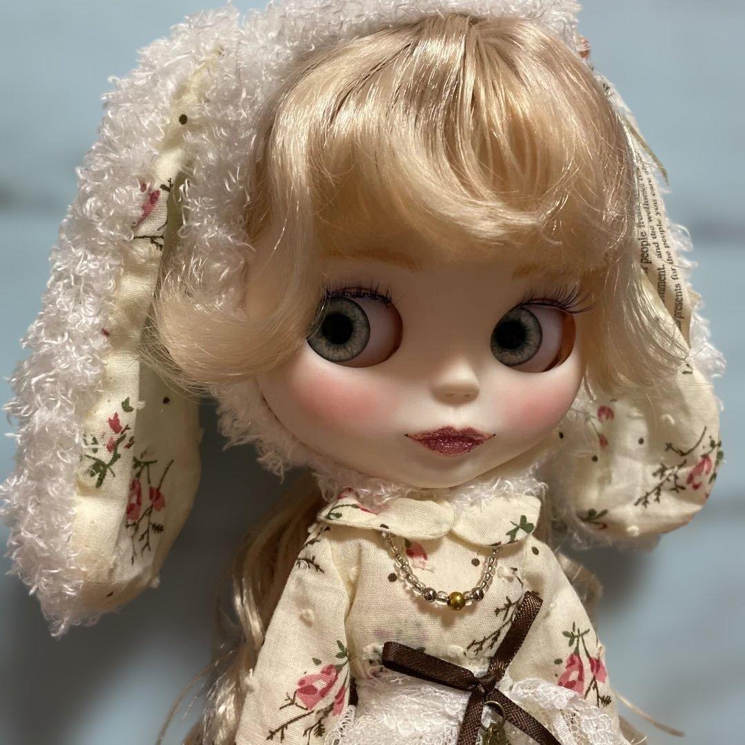 『うさ耳ちゃん』カスタムドール ブロンドヘア唇とマブタにきらきらラメ入り