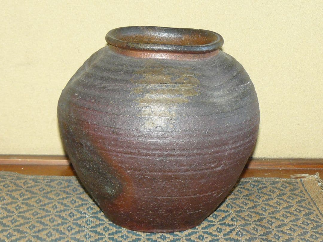 古い備前焼の壺