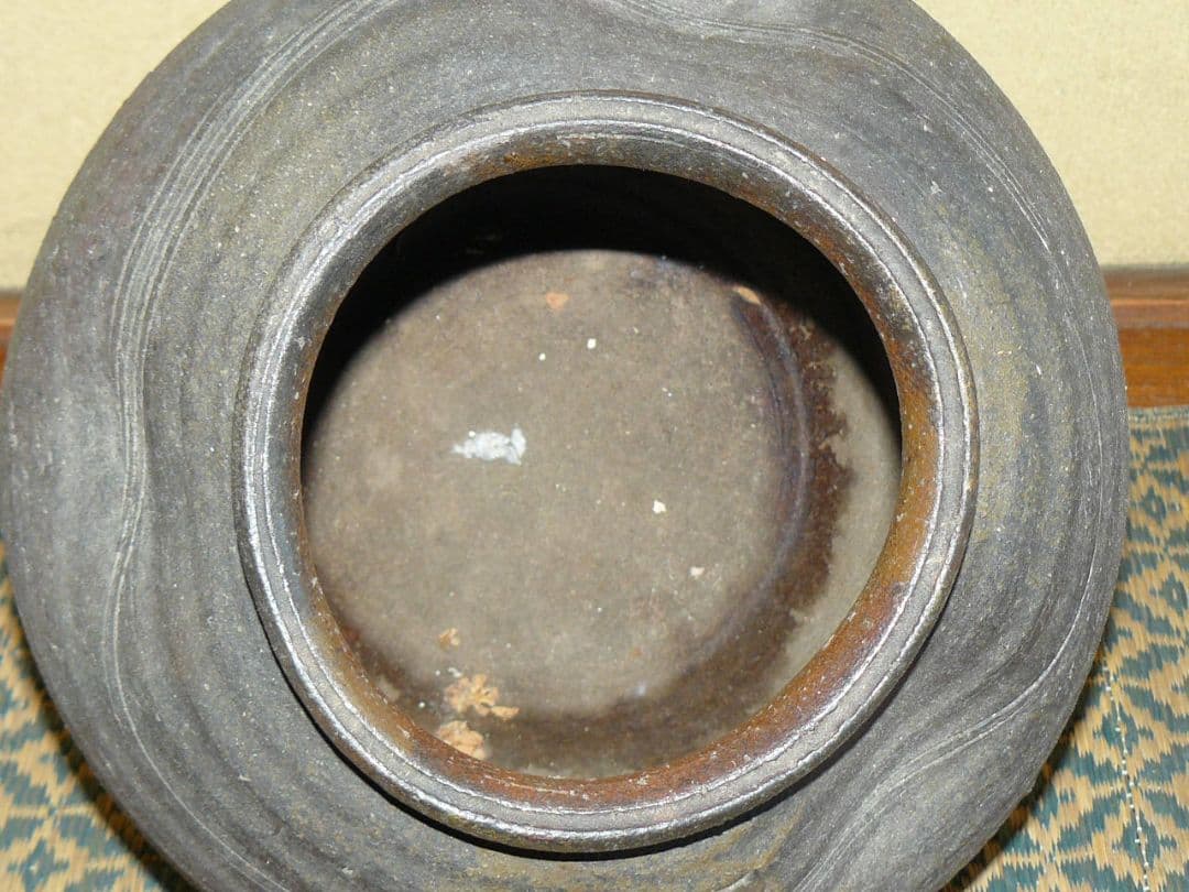 古い備前焼の壺