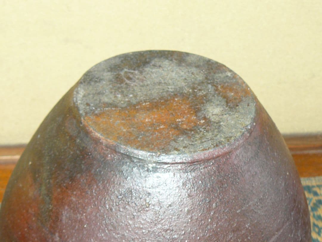 古い備前焼の壺