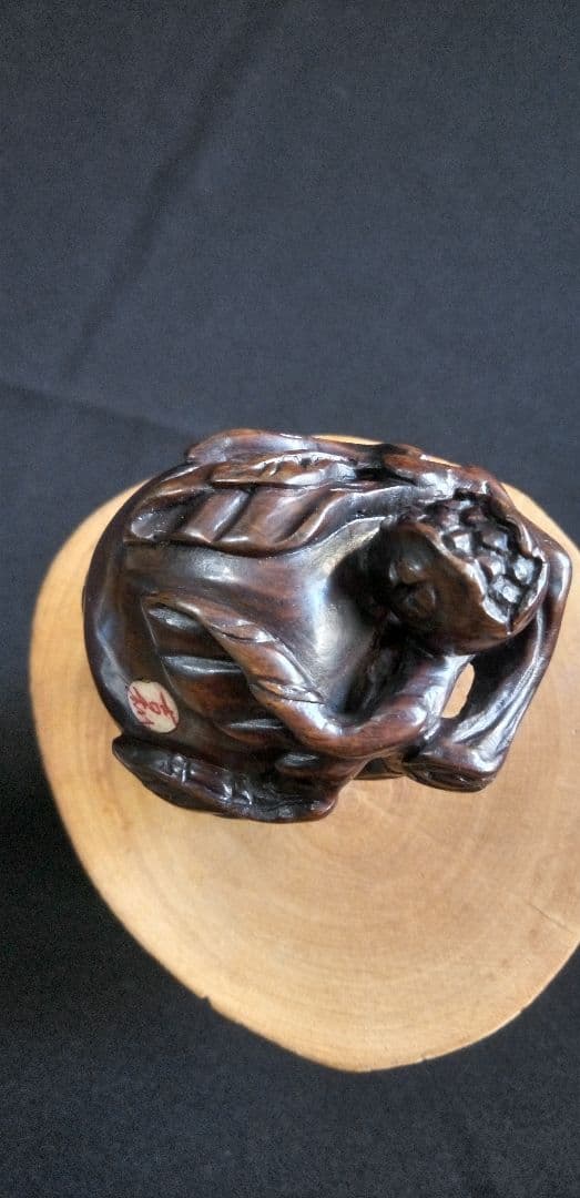 根付け、提げ物木製 ザクロの彫刻 約3,5cm、作家名あり