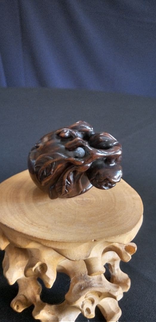 根付け、提げ物木製 ザクロの彫刻 約3,5cm、作家名あり