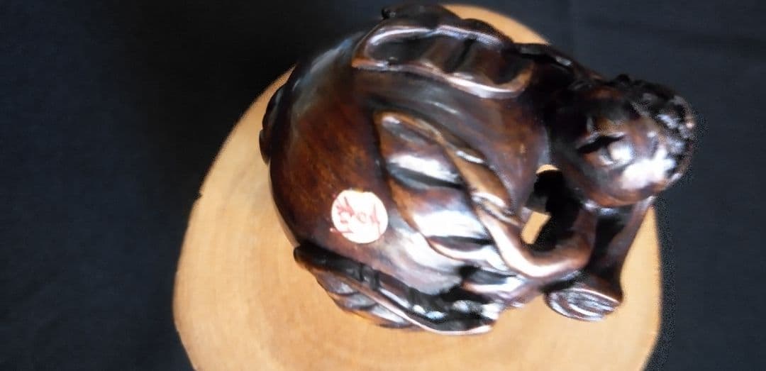 根付け、提げ物木製 ザクロの彫刻 約3,5cm、作家名あり