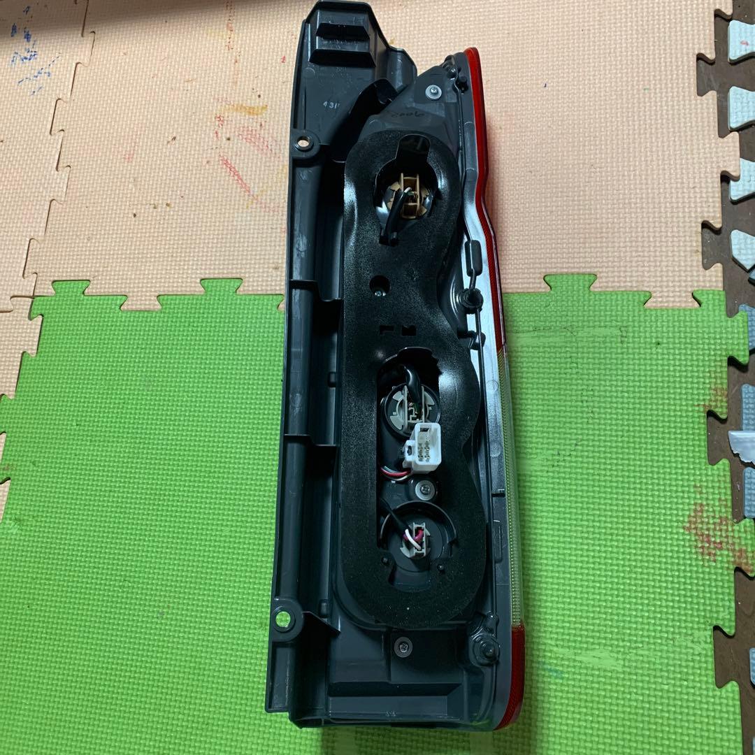 専用　新品　トヨタ ハイエース 200系 純正 テールライト 左(助手席側)