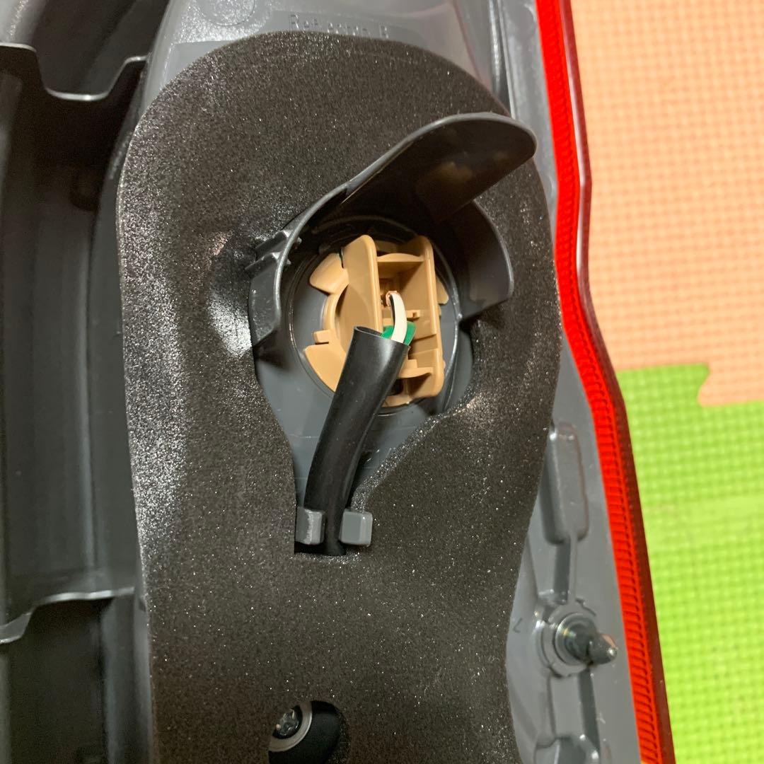 専用　新品　トヨタ ハイエース 200系 純正 テールライト 左(助手席側)