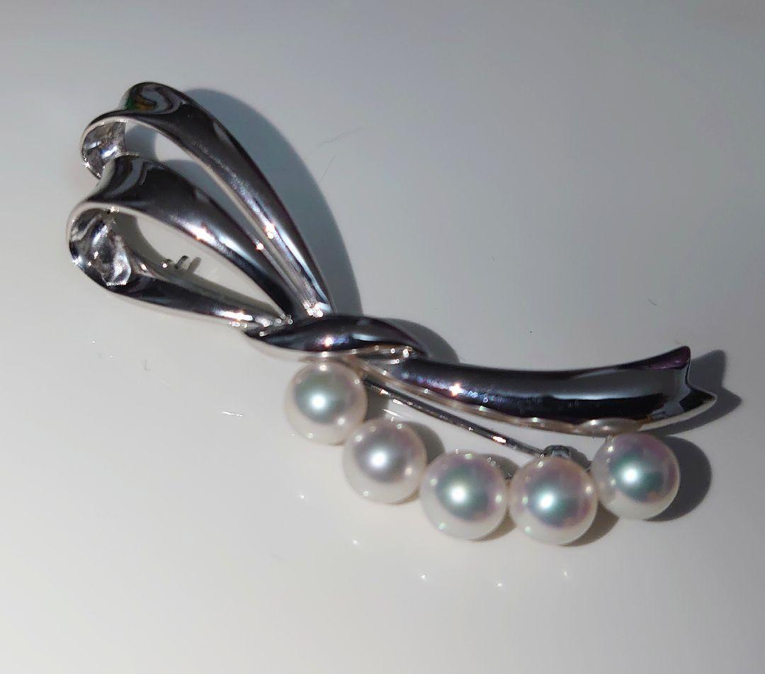Tasaki アコヤ真珠　シルバーリボンデザインの　ブローチ