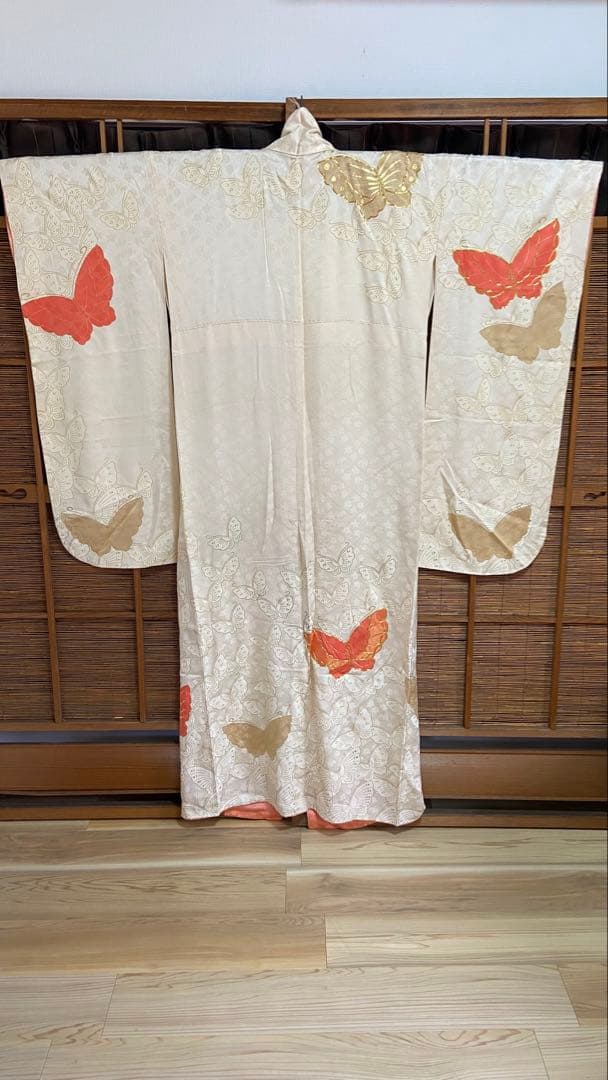 振袖 蝶の刺繍 白地に蝶の柄と花の地織りがあります。