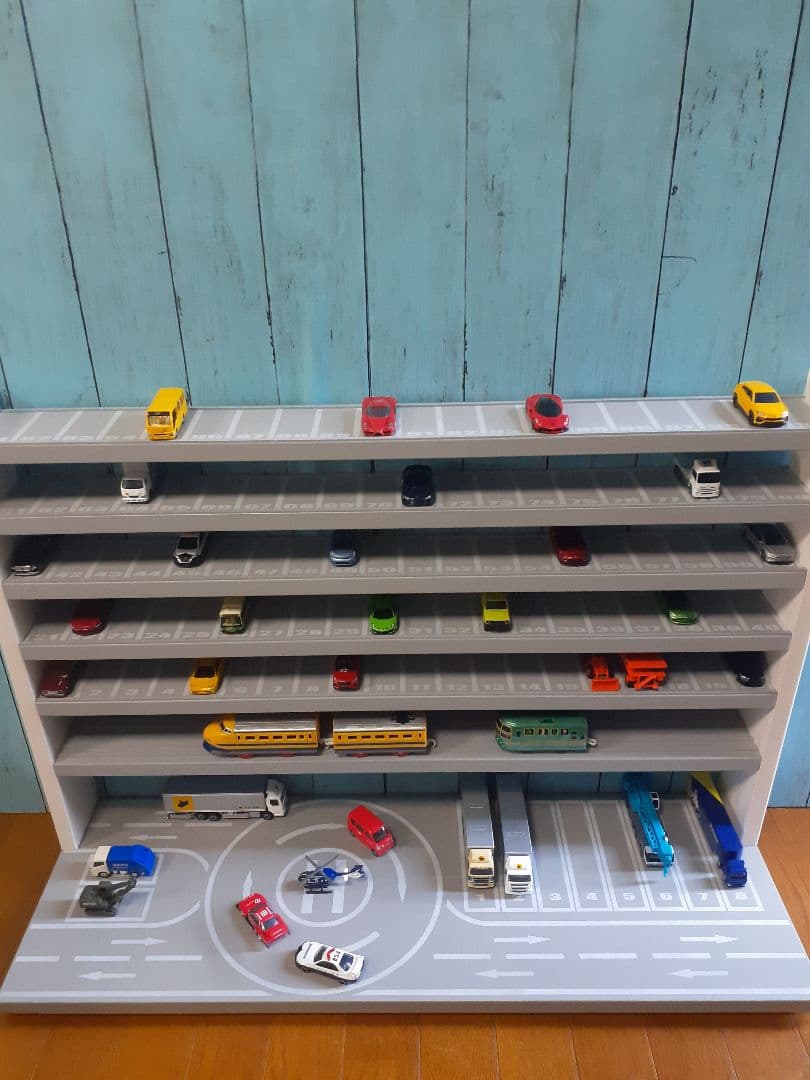 縞田　最新版自作トミカプラレール収納棚110台ロータリー交差点ヘリポート付