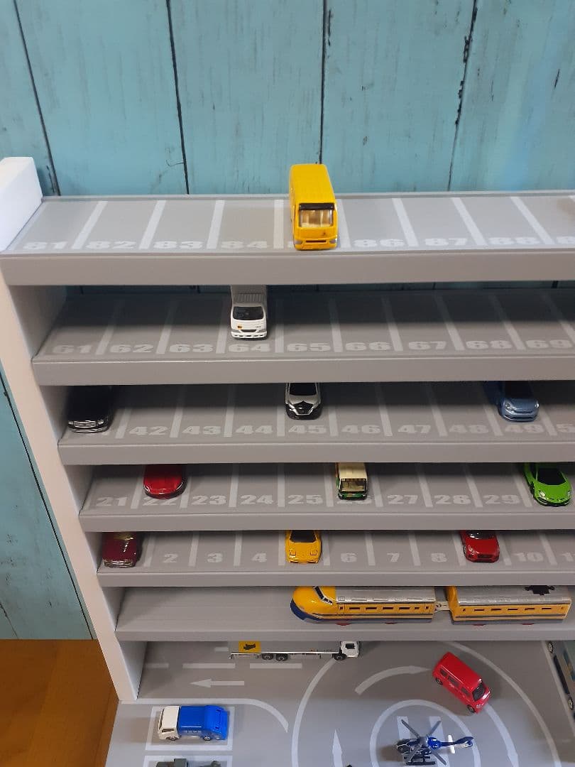 縞田　最新版自作トミカプラレール収納棚110台ロータリー交差点ヘリポート付