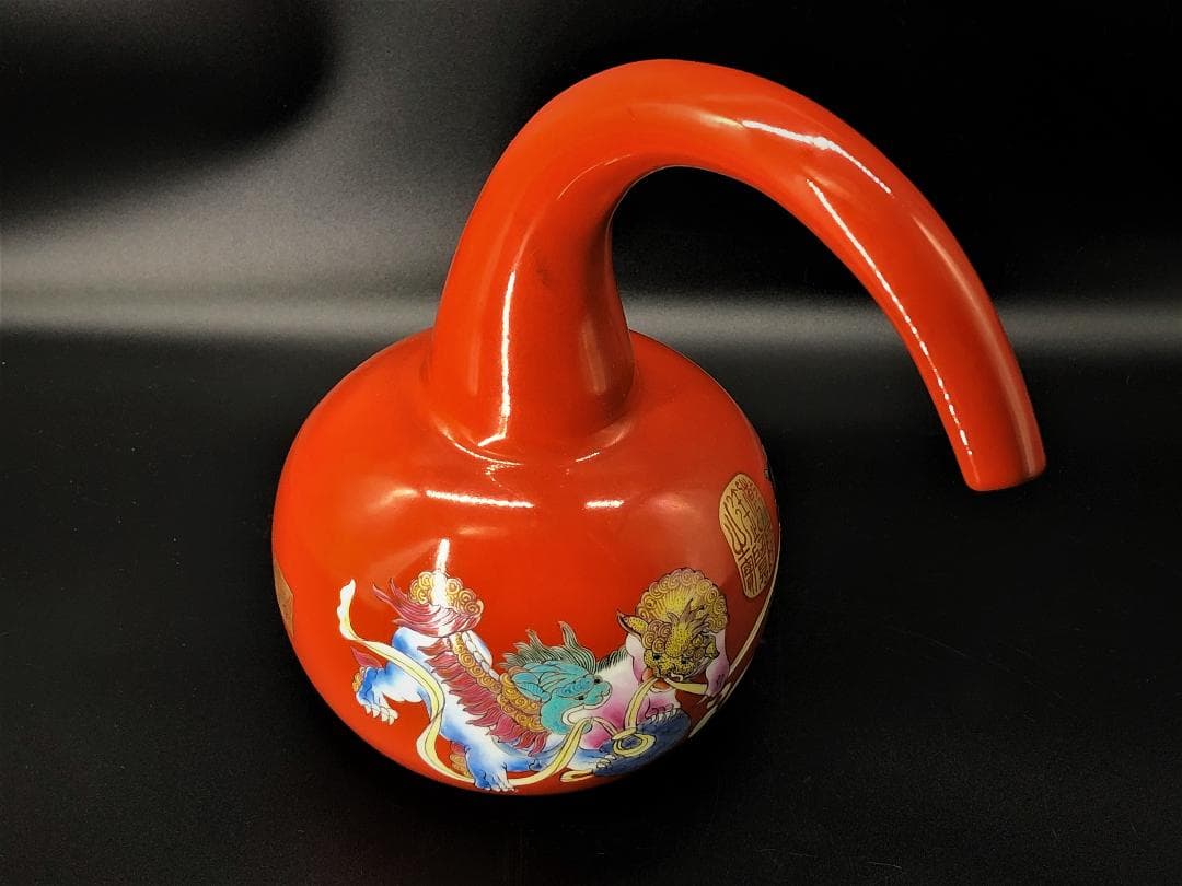 【 乾隆帝の注瓶 康熙年製 】 紅地慈姑形　琺瑯彩獅子文　造辨処作品