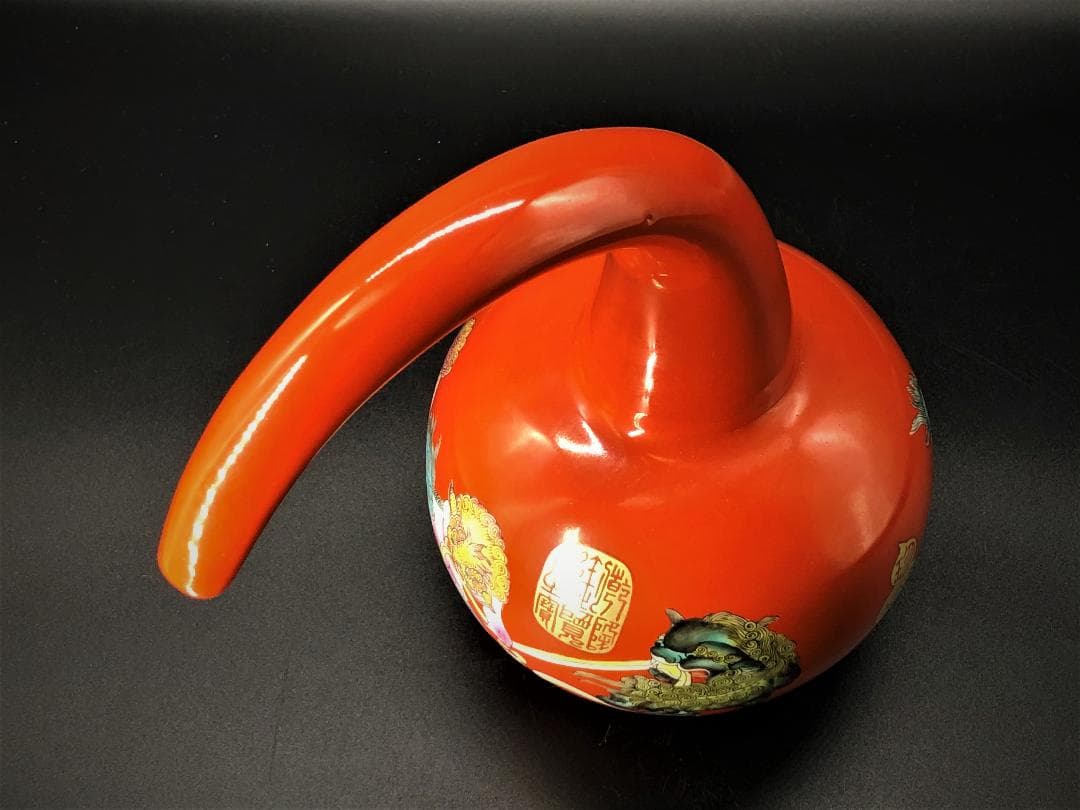 【 乾隆帝の注瓶 康熙年製 】 紅地慈姑形　琺瑯彩獅子文　造辨処作品