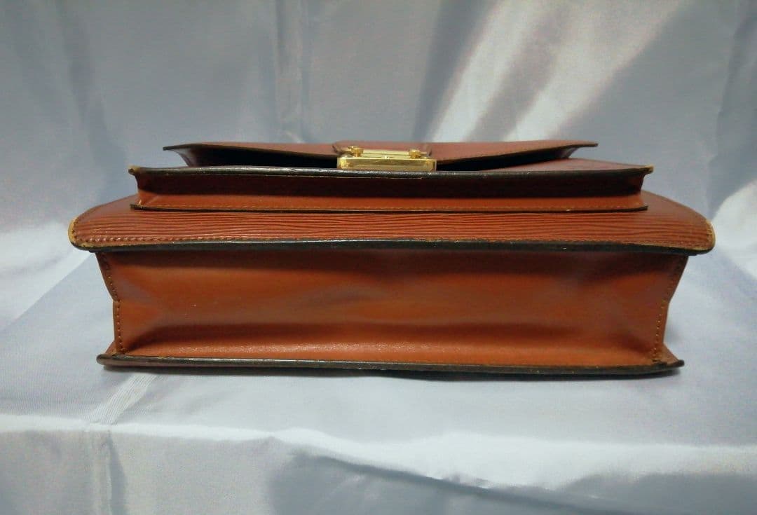 LV ルイヴィトン　エピ/モンソー　鍵付き　セカンドバック