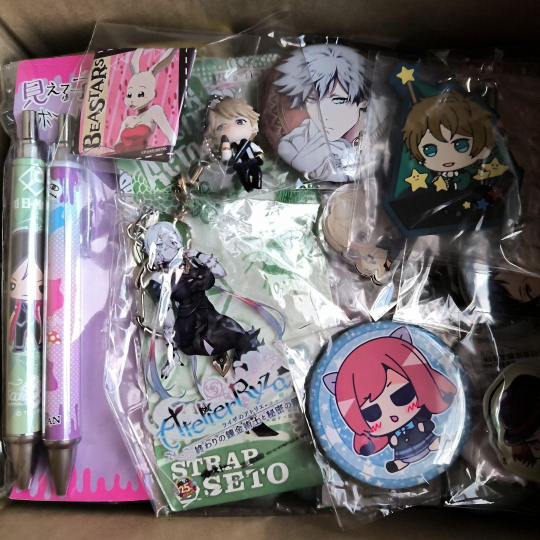 アニメ　キャラクター　缶バッジ、紙類　グッズ　大量　約500点　まとめ売り