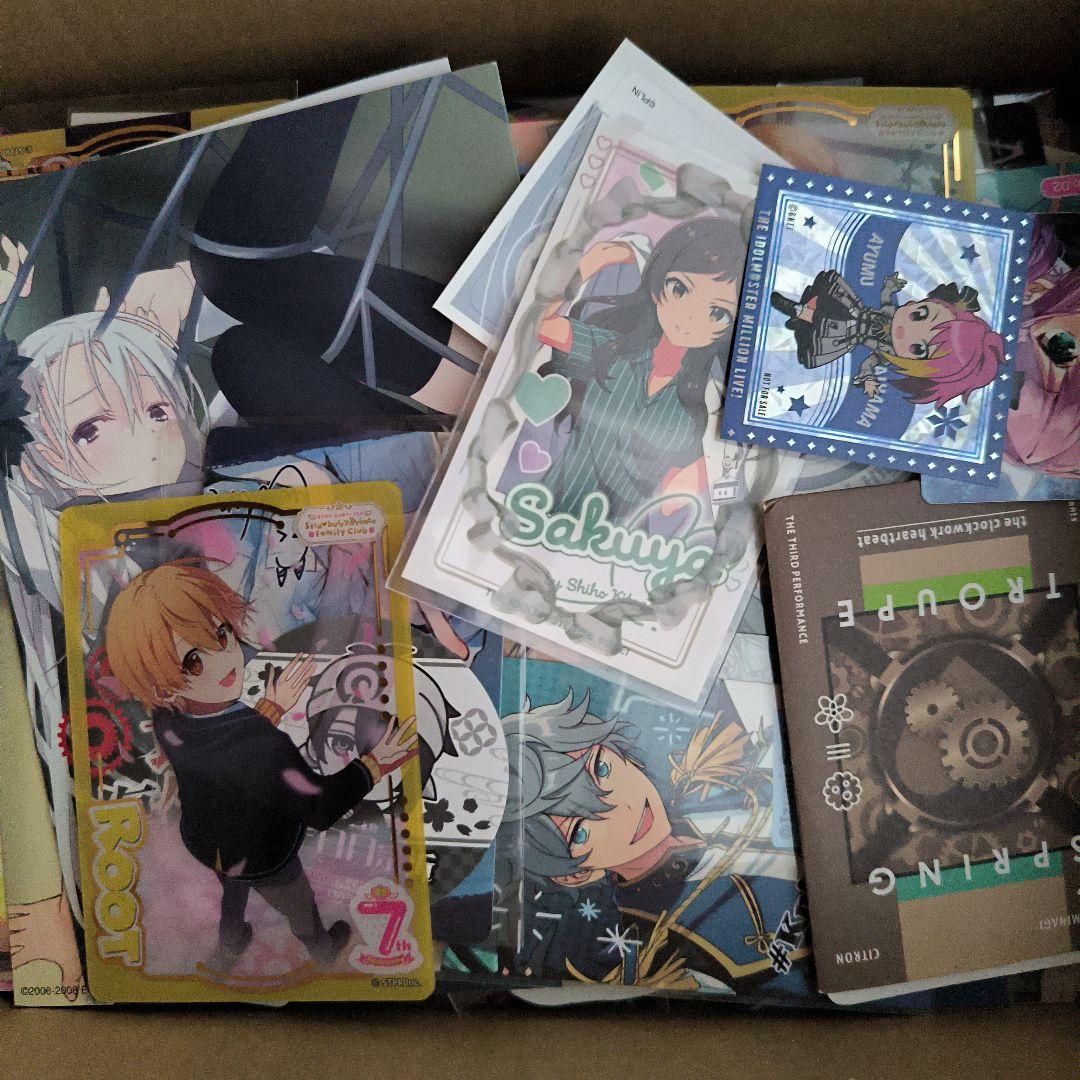 アニメ　キャラクター　缶バッジ、紙類　グッズ　大量　約500点　まとめ売り