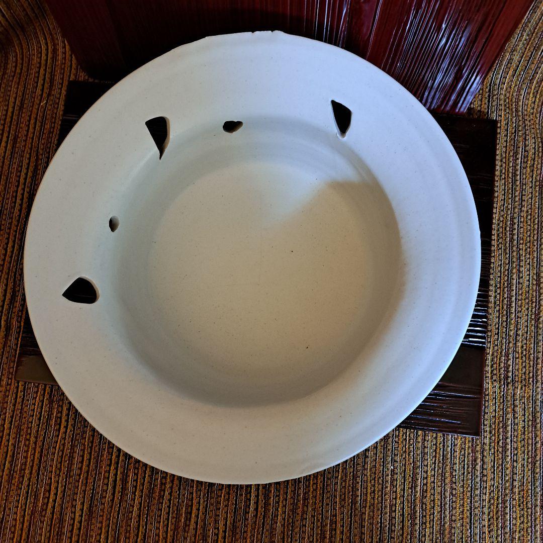 黒田泰蔵の白い白磁の穴あき鉢