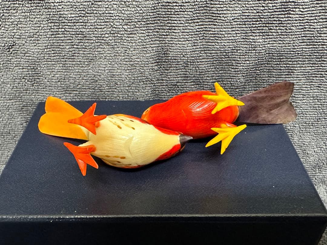 置物　根付　鳥カラフル 2匹　天然素材　マンモス　象牙風 骨董　美術品