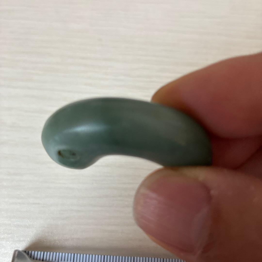 勾玉　出土品　翡翠　ヒスイ　縄文弥生期　アップルグリーン色