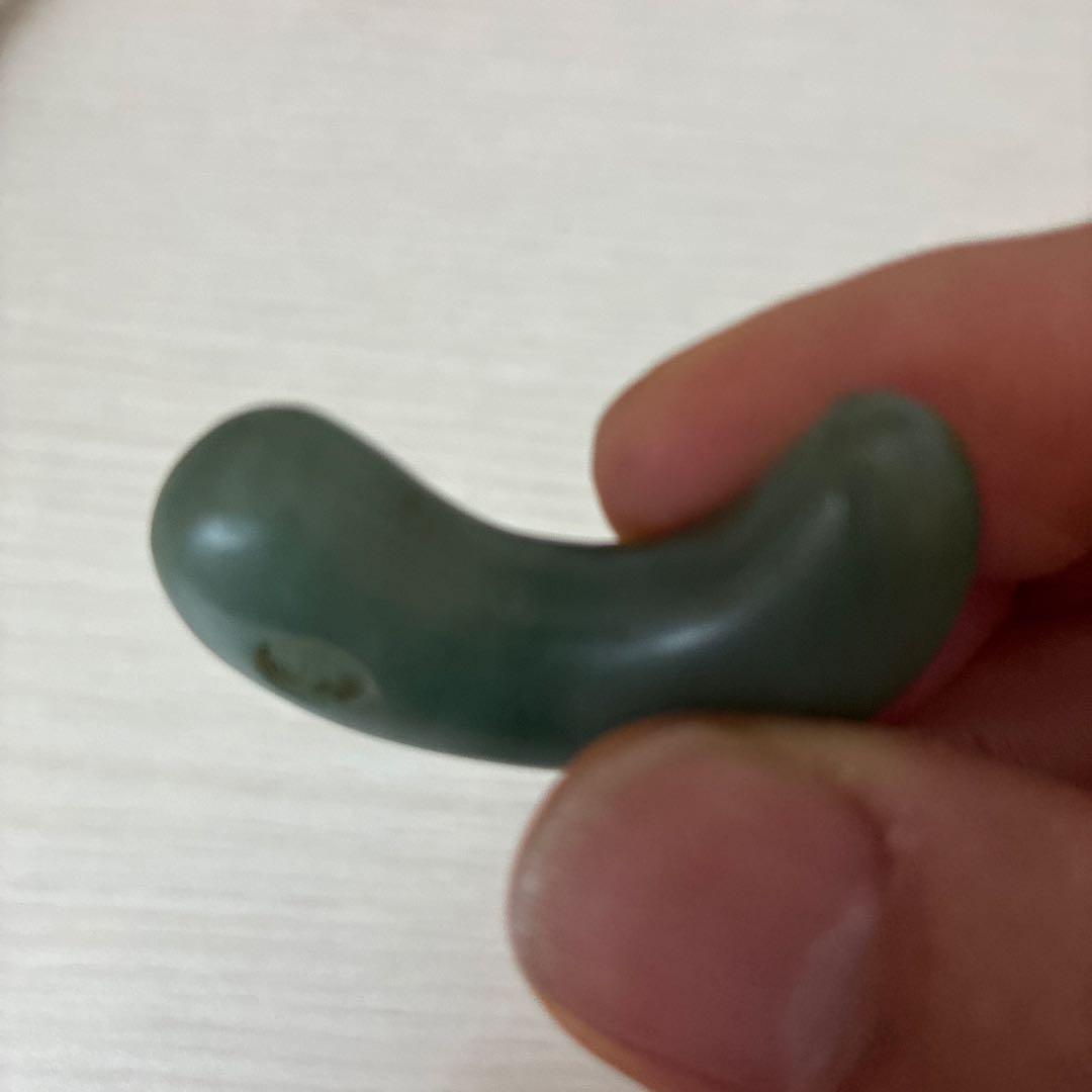 勾玉　出土品　翡翠　ヒスイ　縄文弥生期　アップルグリーン色