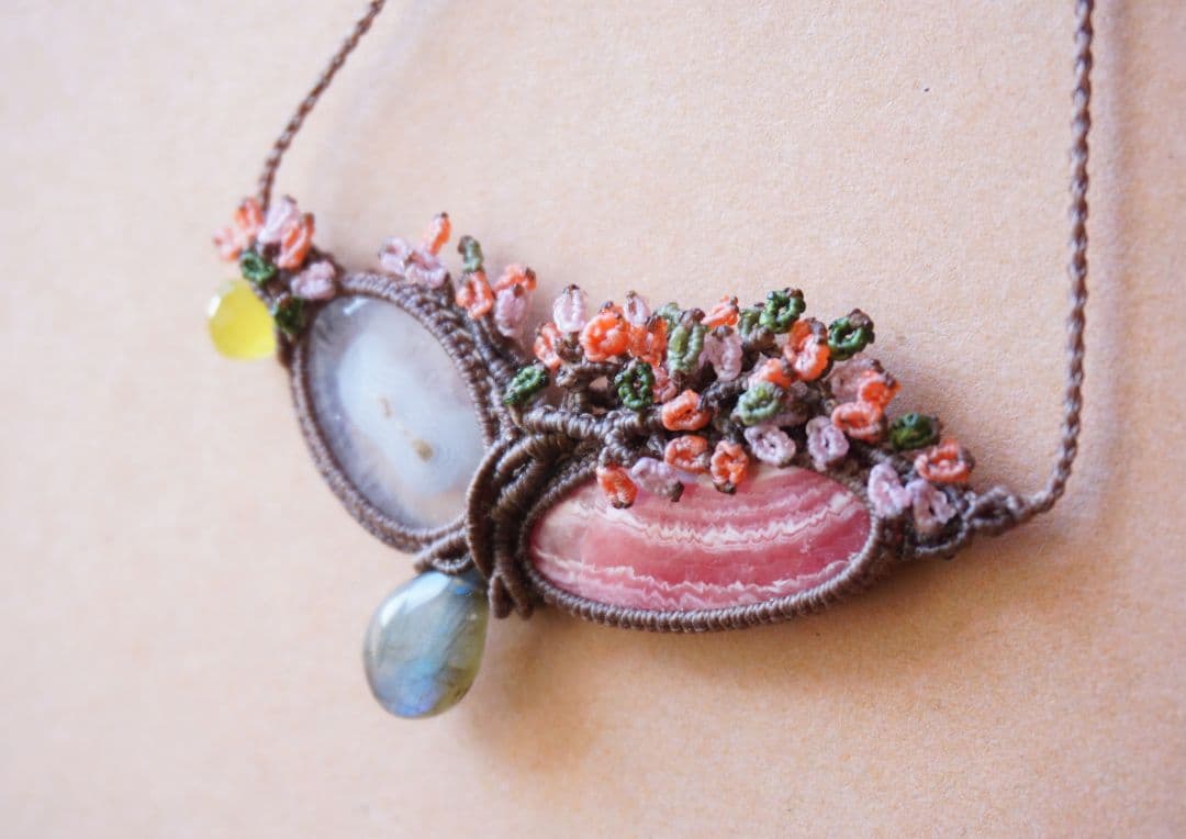 《花笑み》インカローズ　ソーラークォーツ　ラブラドライト　マクラメ　ネックレス