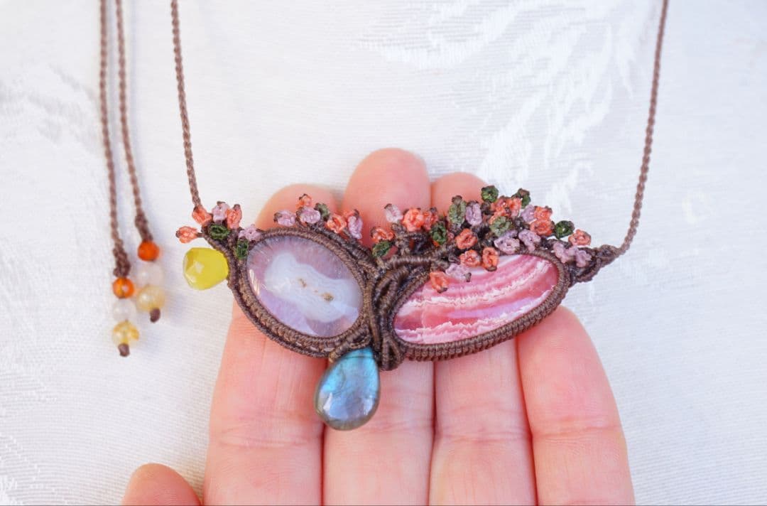 《花笑み》インカローズ　ソーラークォーツ　ラブラドライト　マクラメ　ネックレス