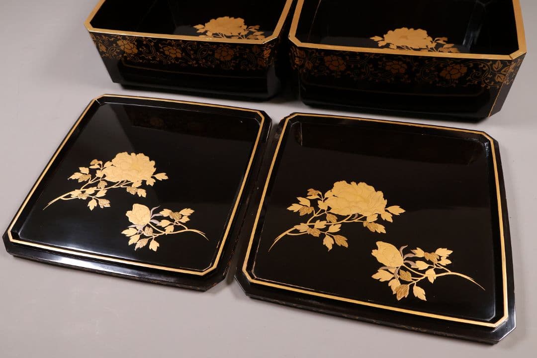 木製 漆塗 牡丹獅子 花唐草 金蒔絵 饅頭箱一対 菓子重 菓子箱【CM285】