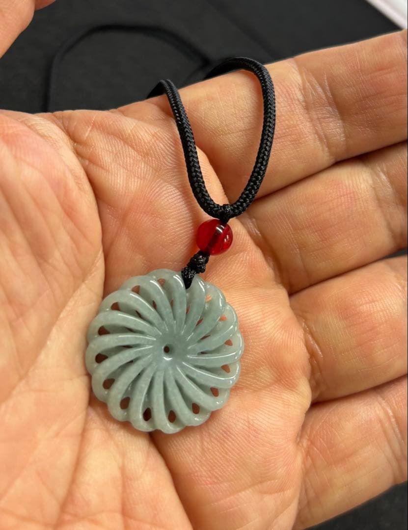 ミャンマー産 天然翡翠ペンダント（宝石鑑別書付き）