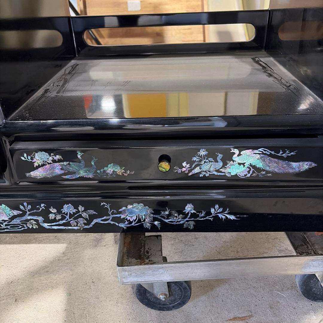 漆塗り孔雀模様キャビネット