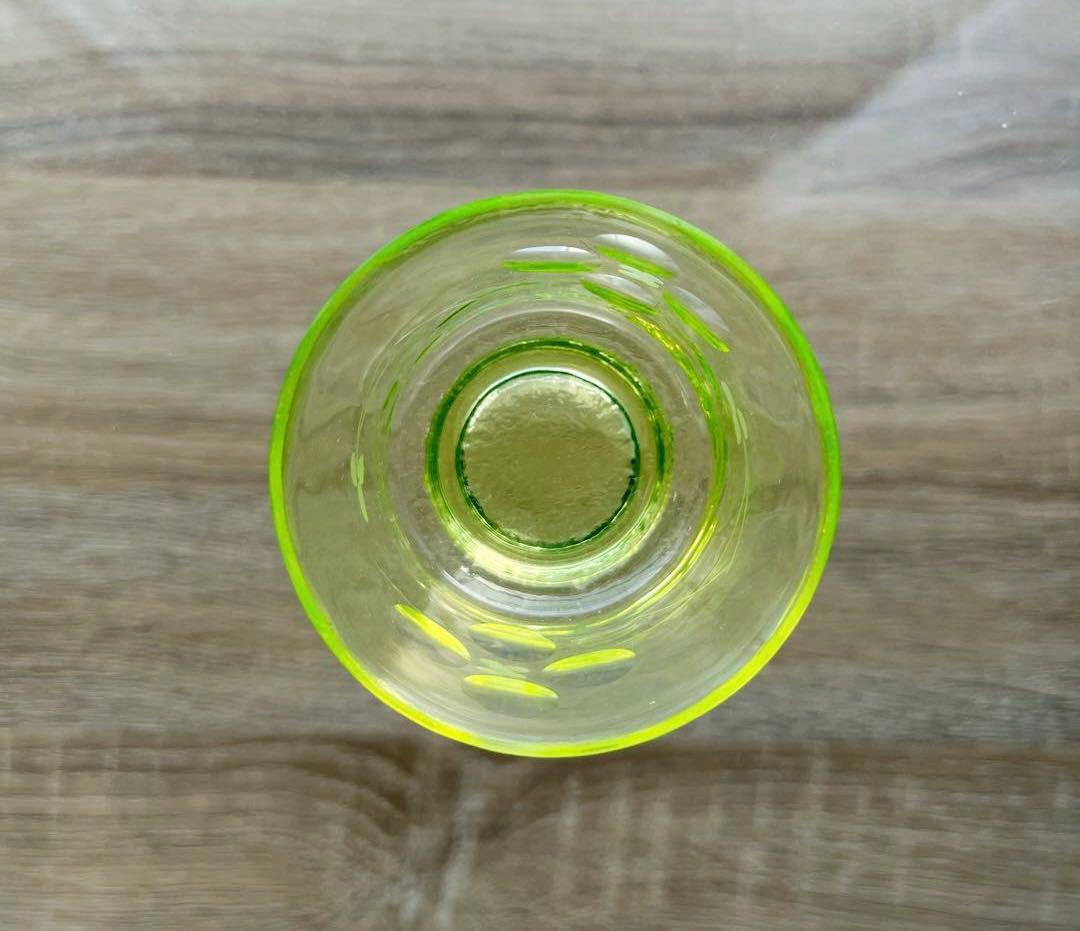 骨董　時代ガラス　切子　花　松葉　黄色　ウランガラス　反り口碗型　盃　猪口　１客