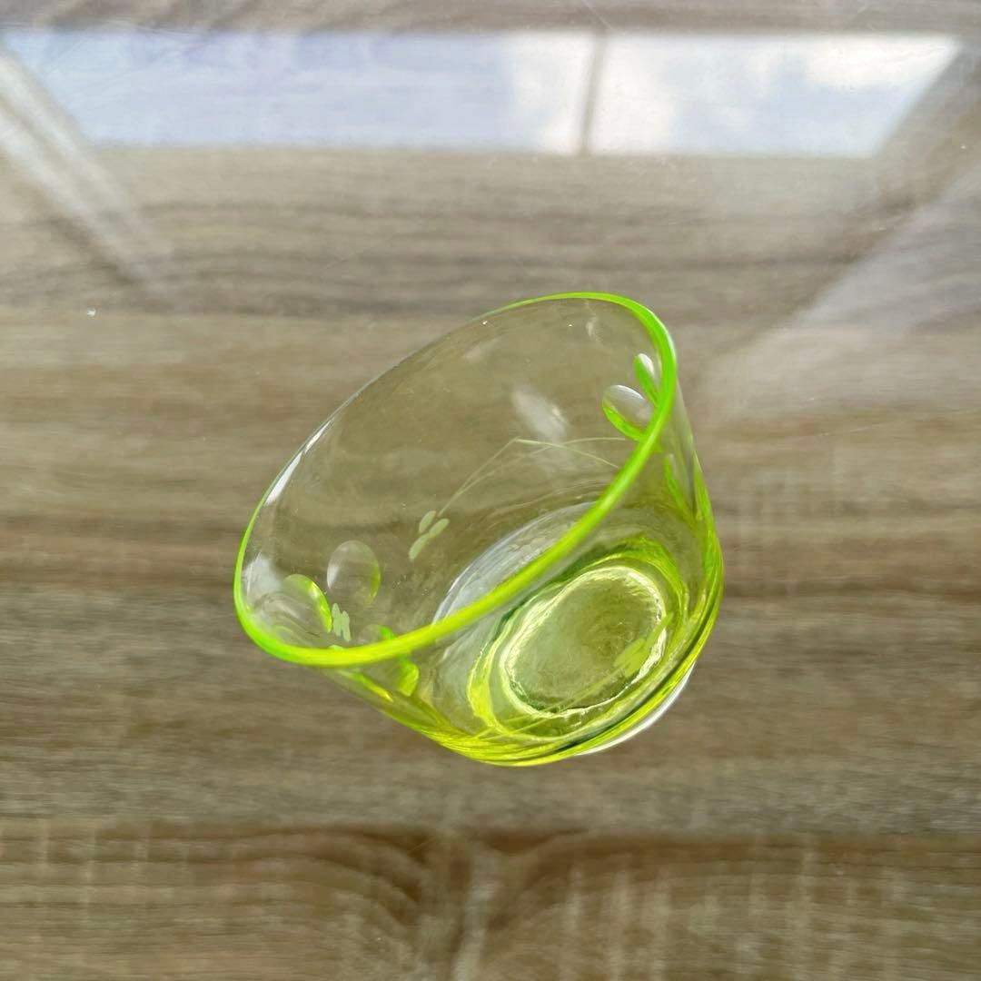 骨董　時代ガラス　切子　花　松葉　黄色　ウランガラス　反り口碗型　盃　猪口　１客