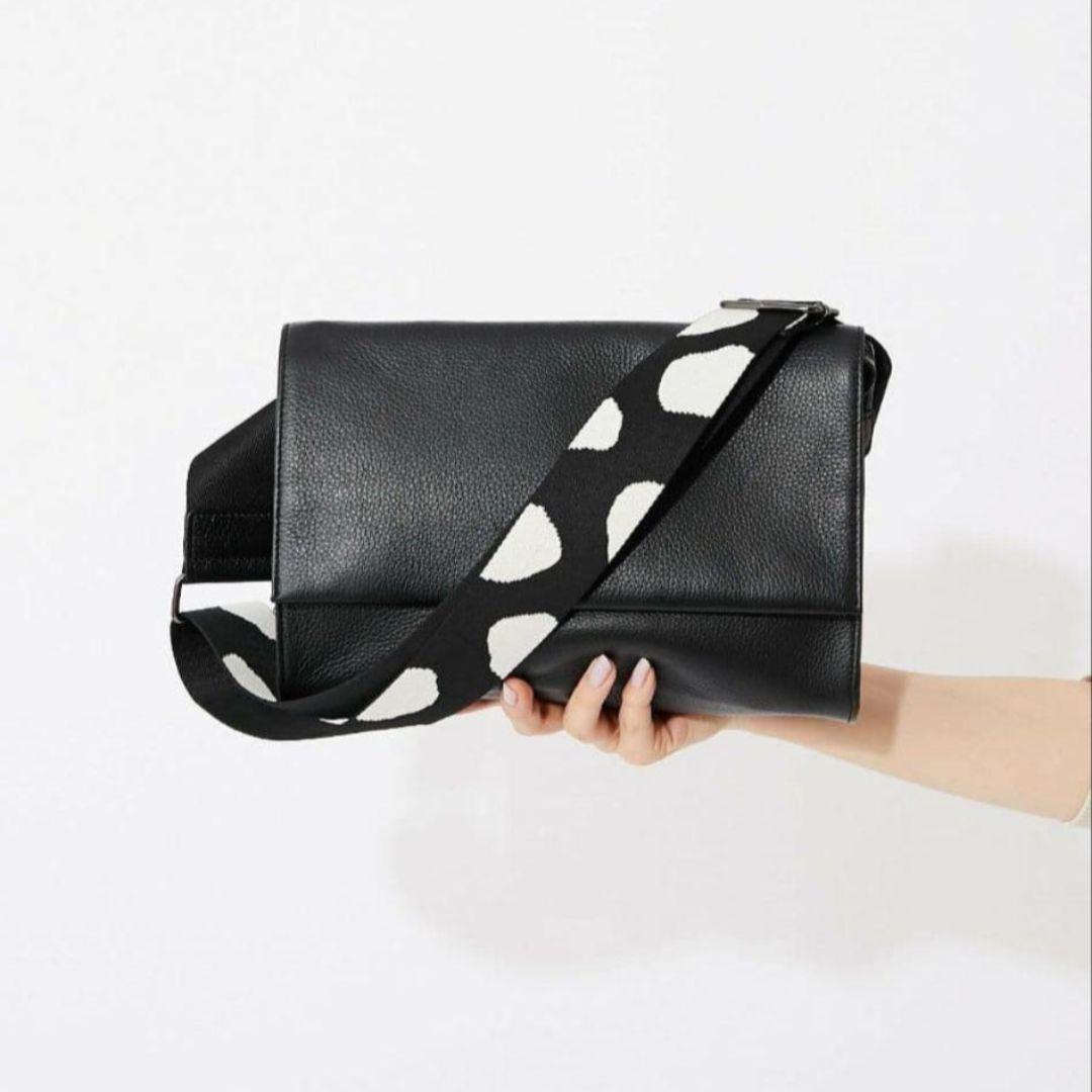 イアパピヨネ　柄ワイドテープショルダーバッグ　ブラック　黒　レザー