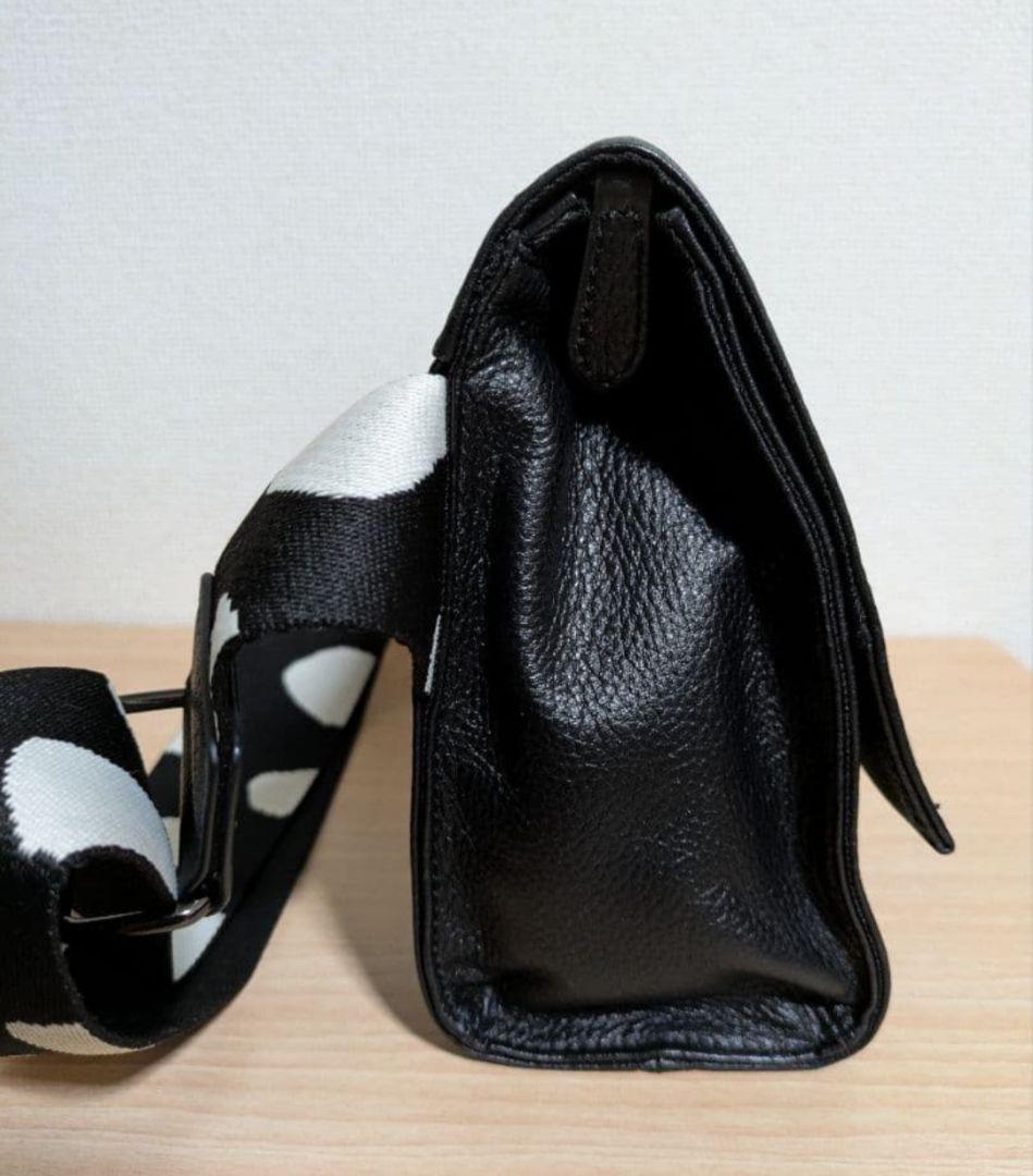 イアパピヨネ　柄ワイドテープショルダーバッグ　ブラック　黒　レザー