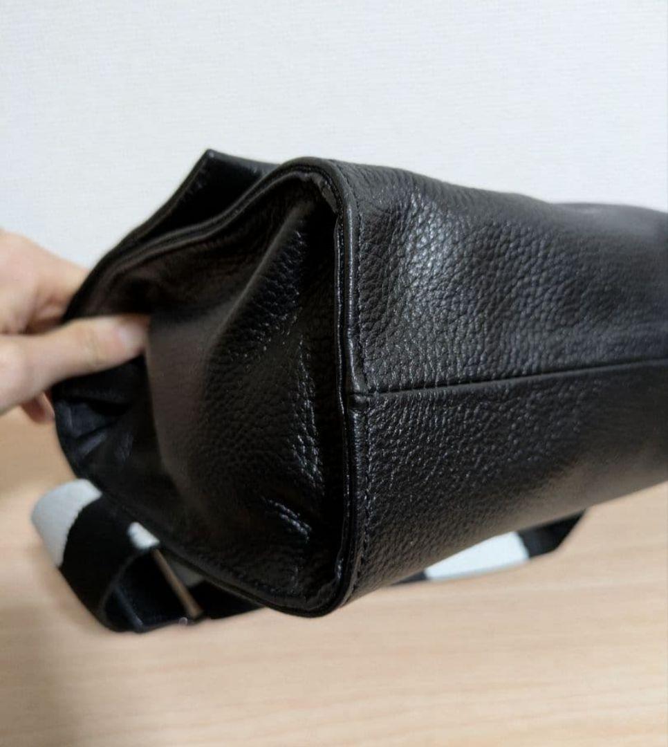 イアパピヨネ　柄ワイドテープショルダーバッグ　ブラック　黒　レザー