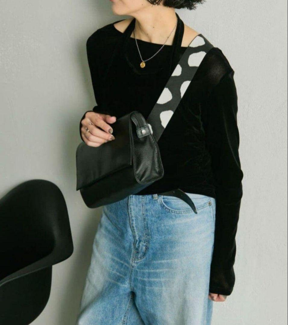 イアパピヨネ　柄ワイドテープショルダーバッグ　ブラック　黒　レザー