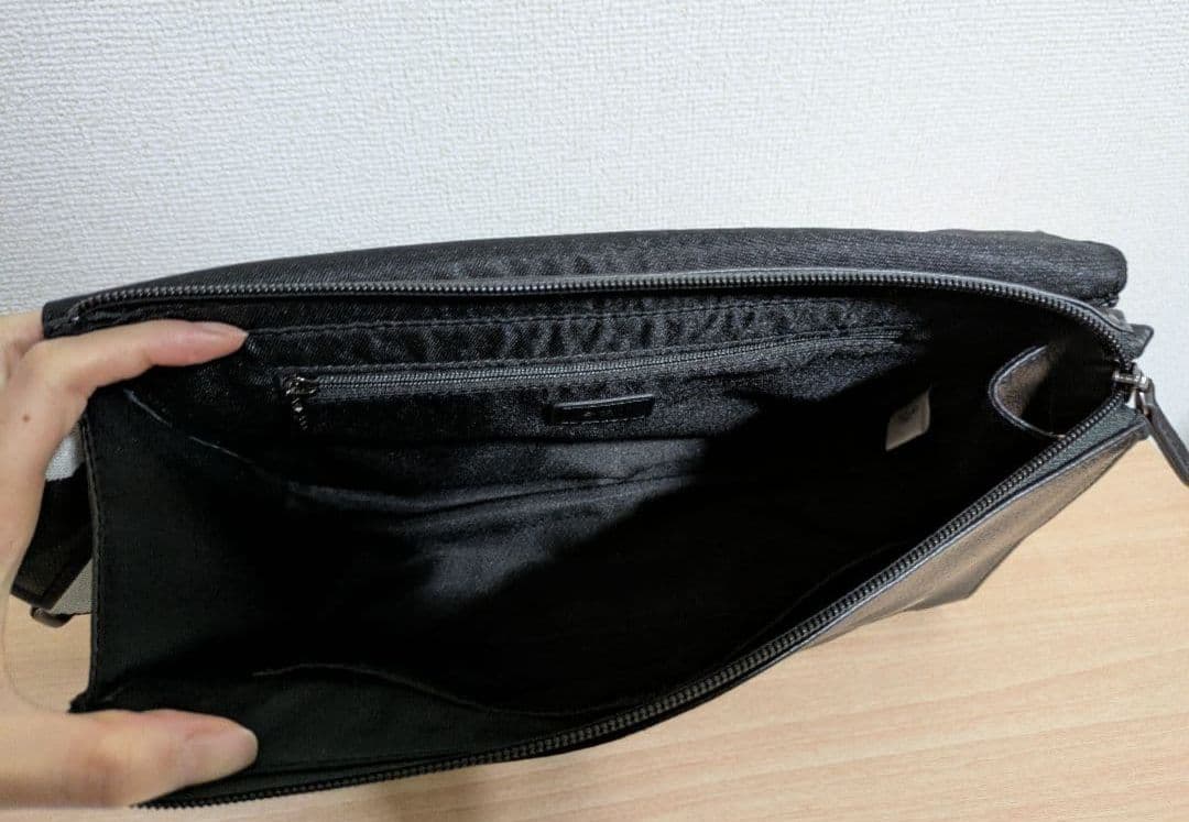 イアパピヨネ　柄ワイドテープショルダーバッグ　ブラック　黒　レザー