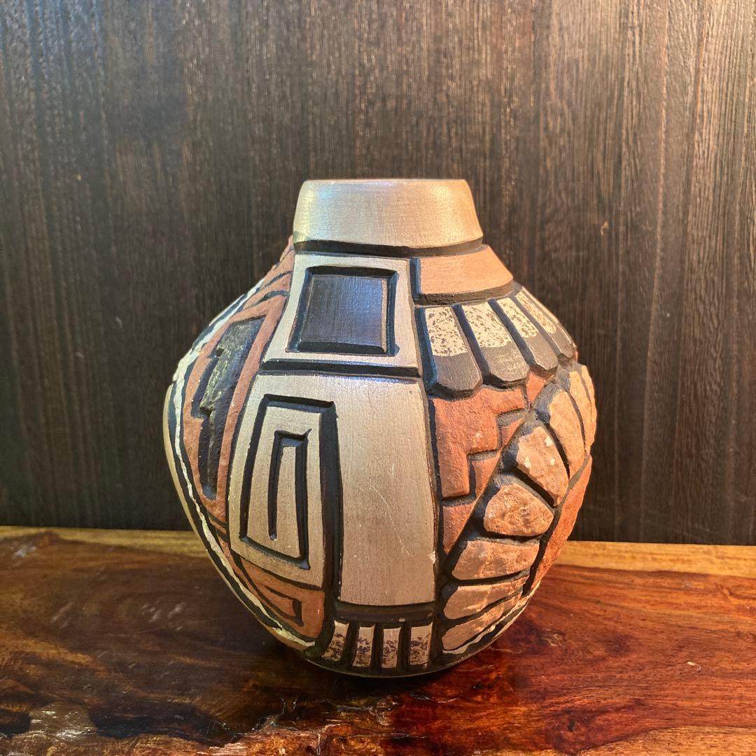ホピ族 Carla Nampeyo作 コーンメイデン壺