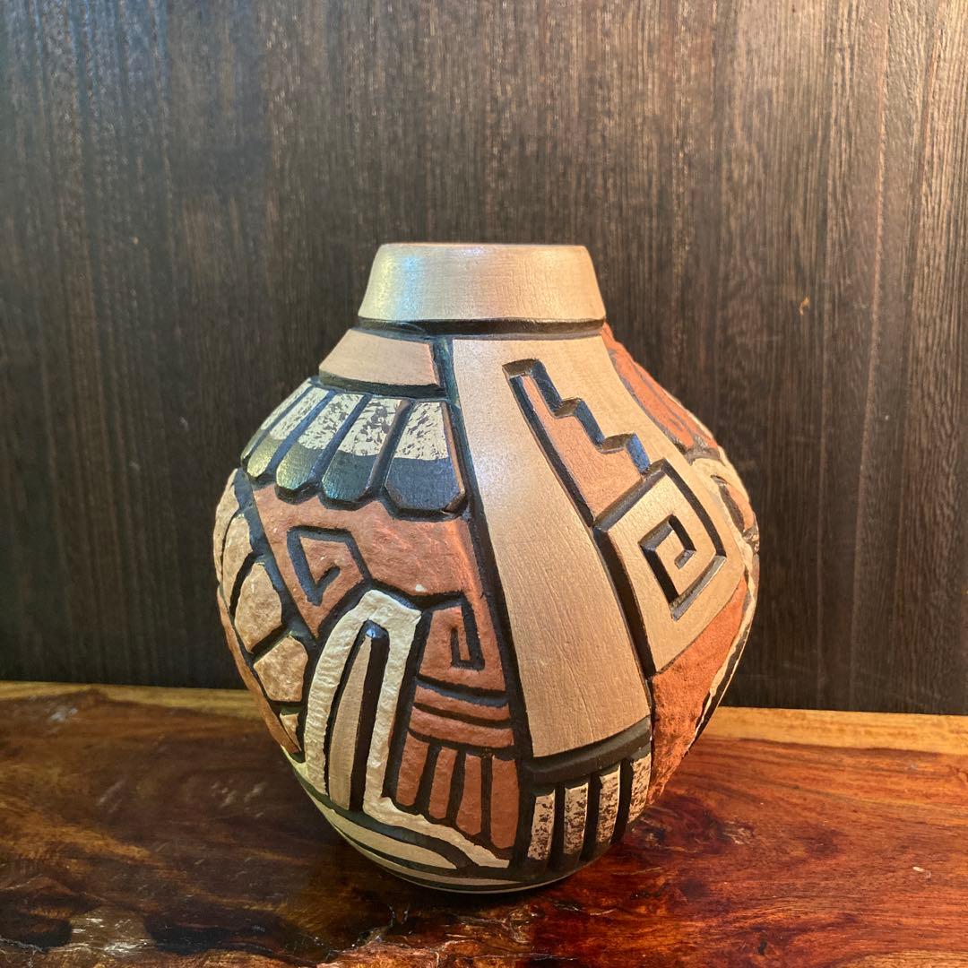 ホピ族 Carla Nampeyo作 コーンメイデン壺