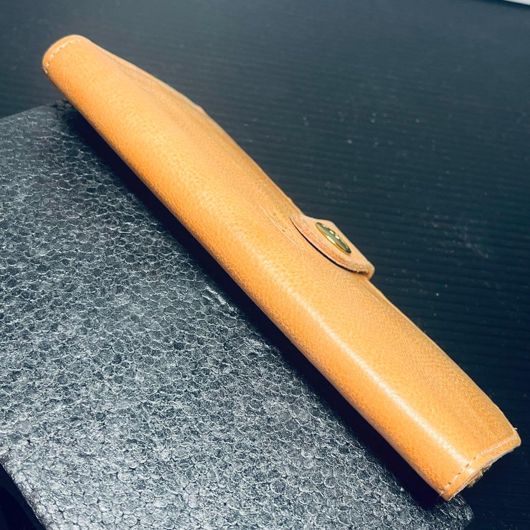 ILBiSONTEコンチョストラップ 二つ折り財布 ヌメナチュラルレザー本革