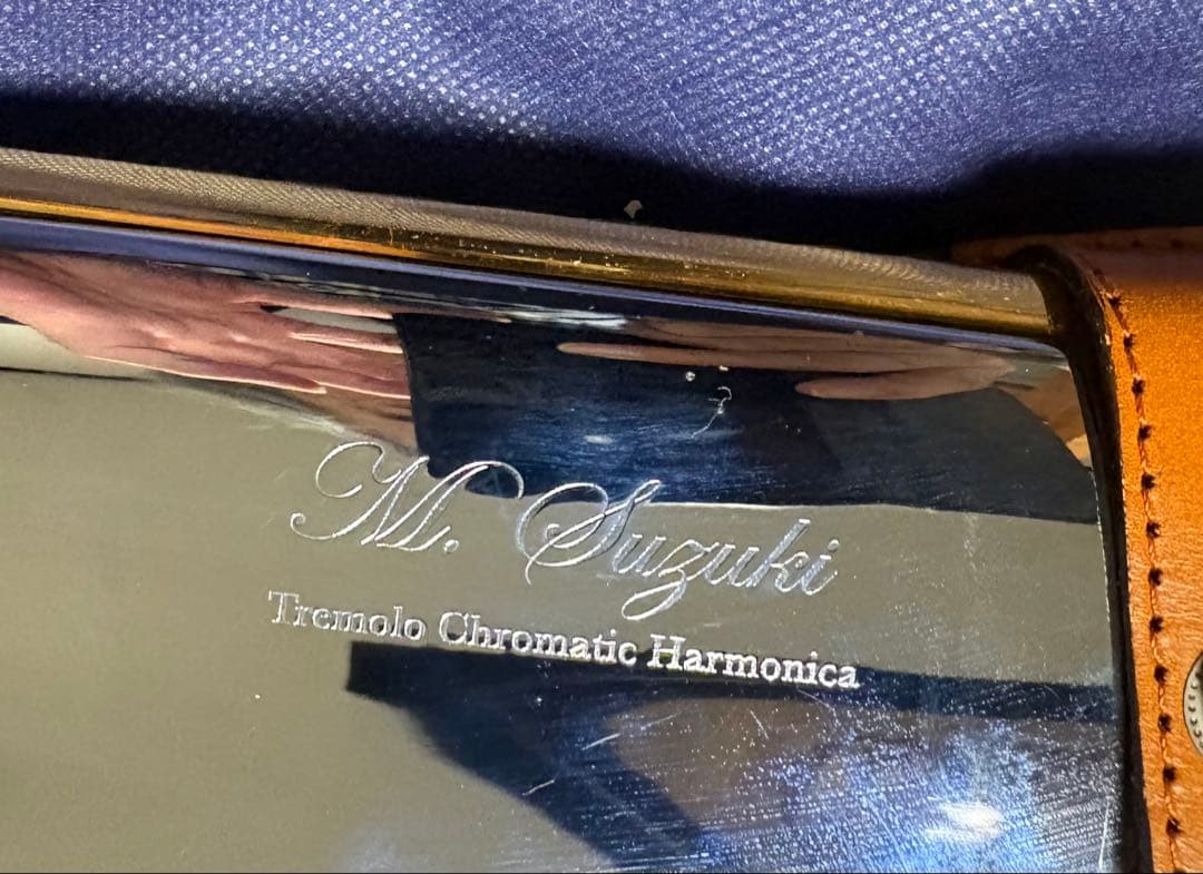 Suzuki Tremolo Chromatic ハーモニカ 革カバー付き。