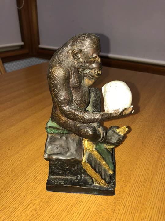 考える猿 ブロンズ像